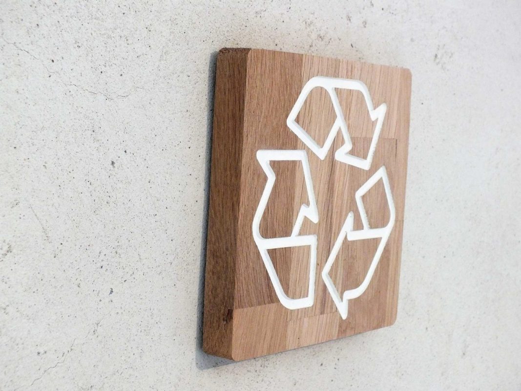 Panneau de recyclage en chêne massif avec pictogramme gravé – fabrication artisanale française