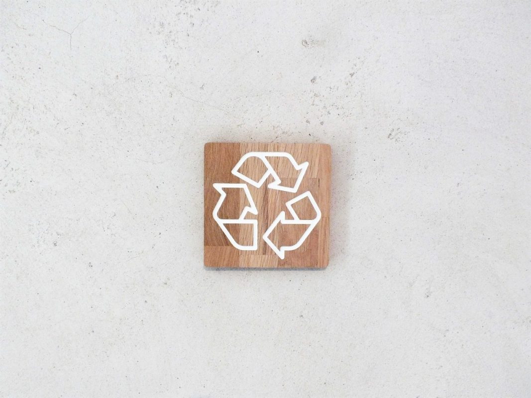 Panneau tri selectif avec logo recyclage en bois massif.